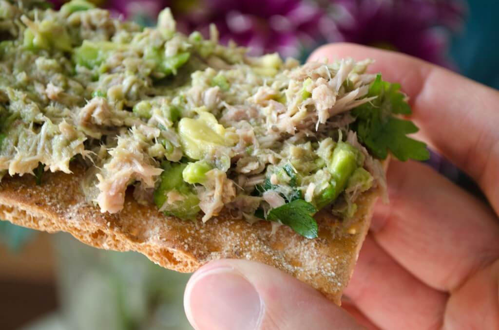 cracker met tonijn, avocado, tussendoor, snack